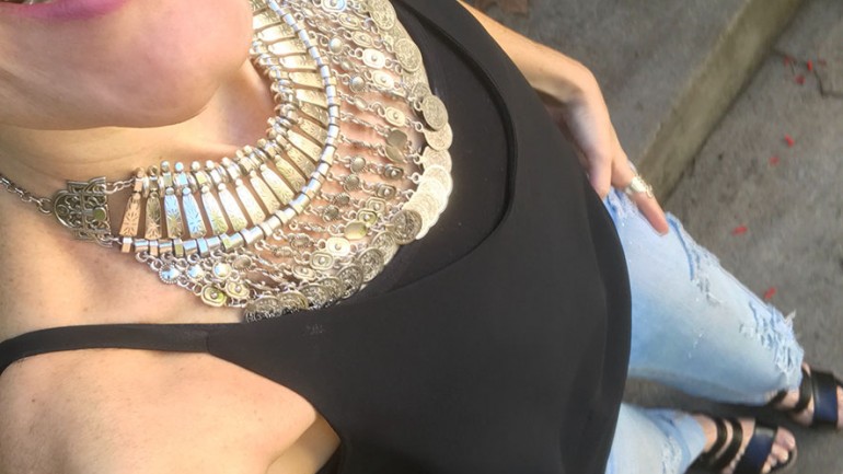 JEANS DESTROYED + MAXI COLAR
