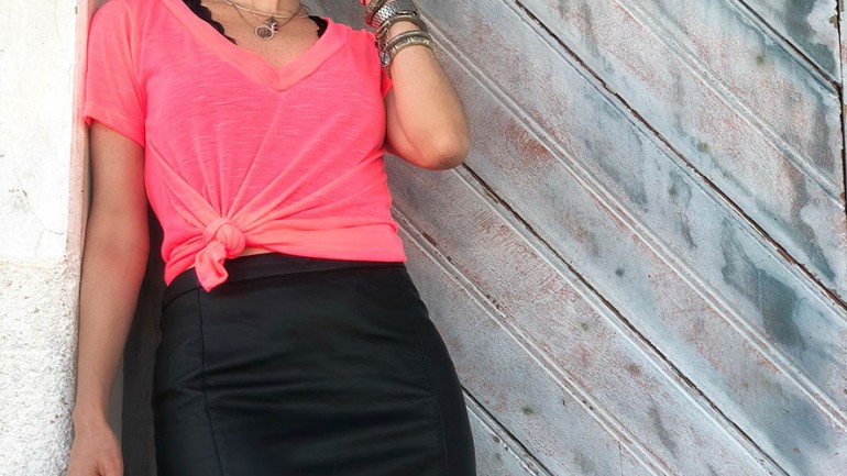 LOOK NEON COM SAIA LÁPIS
