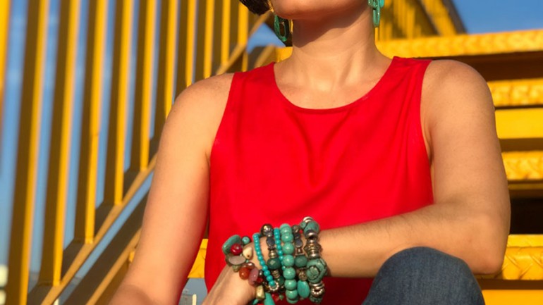 LOOK VERMELHO E TURQUESA